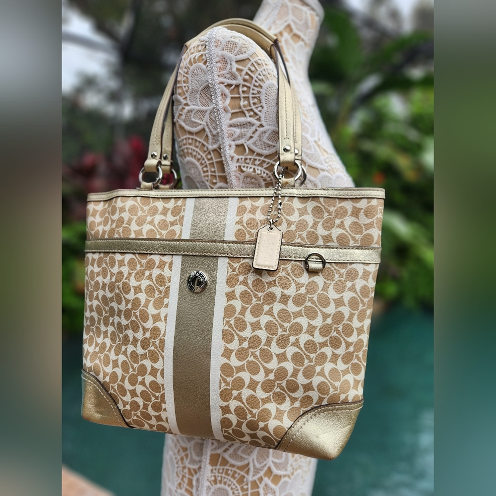 Gorgeous Coach Chelsea Heritage Shoulder bag. Gold, Khaki & Cream EUC
